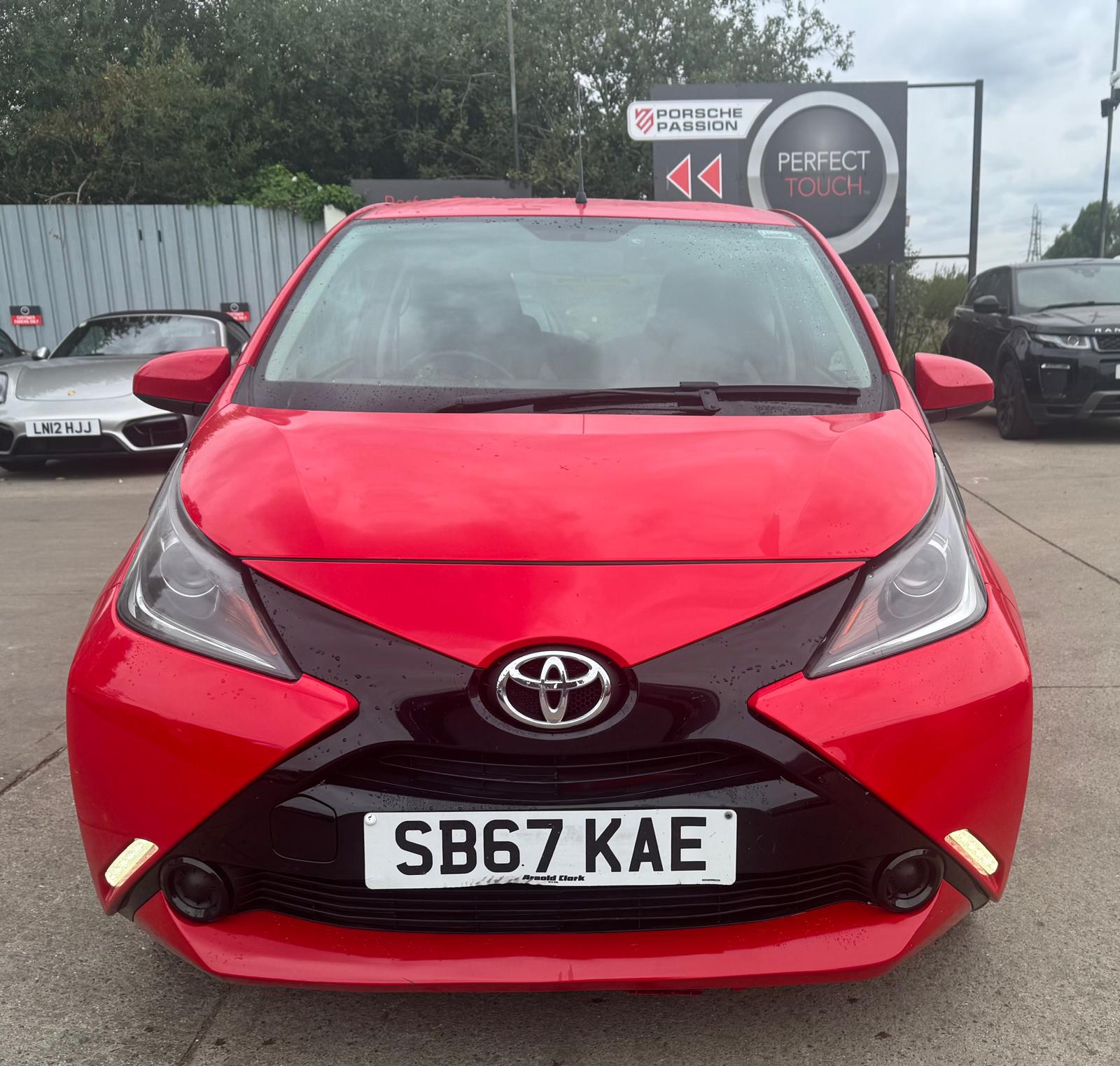 TOYOTA AYGO 1.0 VVT-i x-play Hatchback 3dr petrol Manual Euro 6 (68ps) — Izzy Motors London